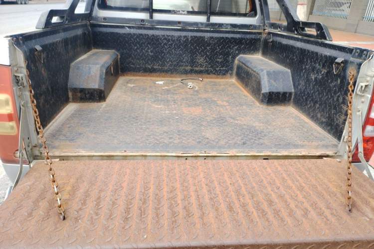 Used Isuzu D-MAX 2018 2.5T Two-Wheel-Drive Base Version JE4D25Q5A Trunk