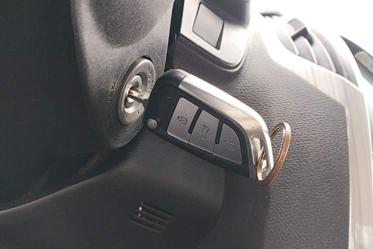 Used Isuzu D-MAX 2018 3.0T Two-Wheel Drive Automatic Elite Version 4JJ1-TC HI Vehicle Key
