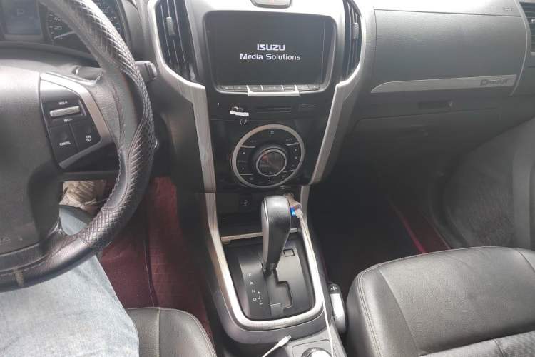 Used Isuzu D-MAX 2018 3.0T Four-Wheel Drive Automatic X-POWER Edition 4JJ1-TC HI Audio And AC Panel