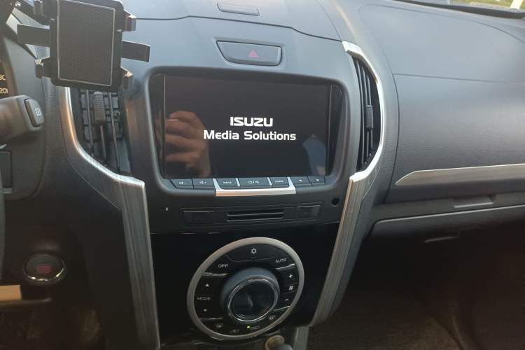 Used Isuzu D-MAX 2018 3.0T Four-Wheel Drive Automatic Ultra-Luxury Version 4JJ1-TC HI Audio And AC Panel