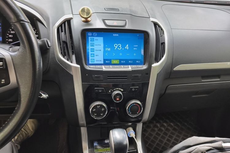 Used Isuzu D-MAX 2018 3.0T Two-Wheel Drive Automatic Elite Version 4JJ1-TC HI Audio And AC Panel