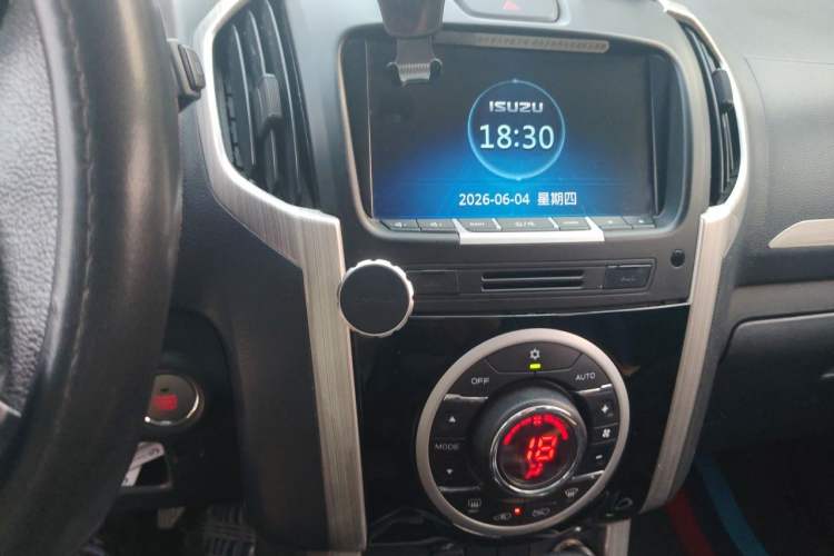 Used Isuzu D-MAX 2018 3.0T Four-Wheel Drive Automatic Ultra-Luxury Version 4JJ1-TC HI Audio And AC Panel