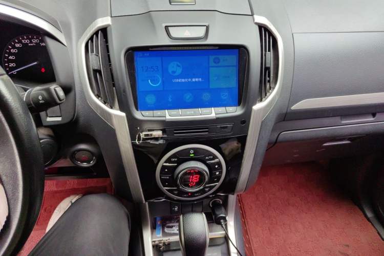 Used Isuzu D-MAX 2018 3.0T Four-Wheel Drive Automatic Ultra-Luxury Version 4JJ1-TC HI Audio And AC Panel