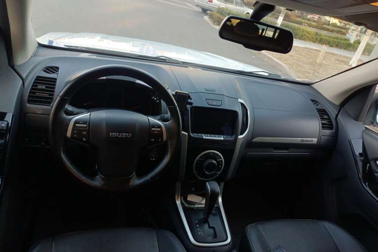 Used Isuzu D-MAX 2018 3.0T Four-Wheel Drive Automatic Ultra-Luxury Version 4JJ1-TC HI Center Console