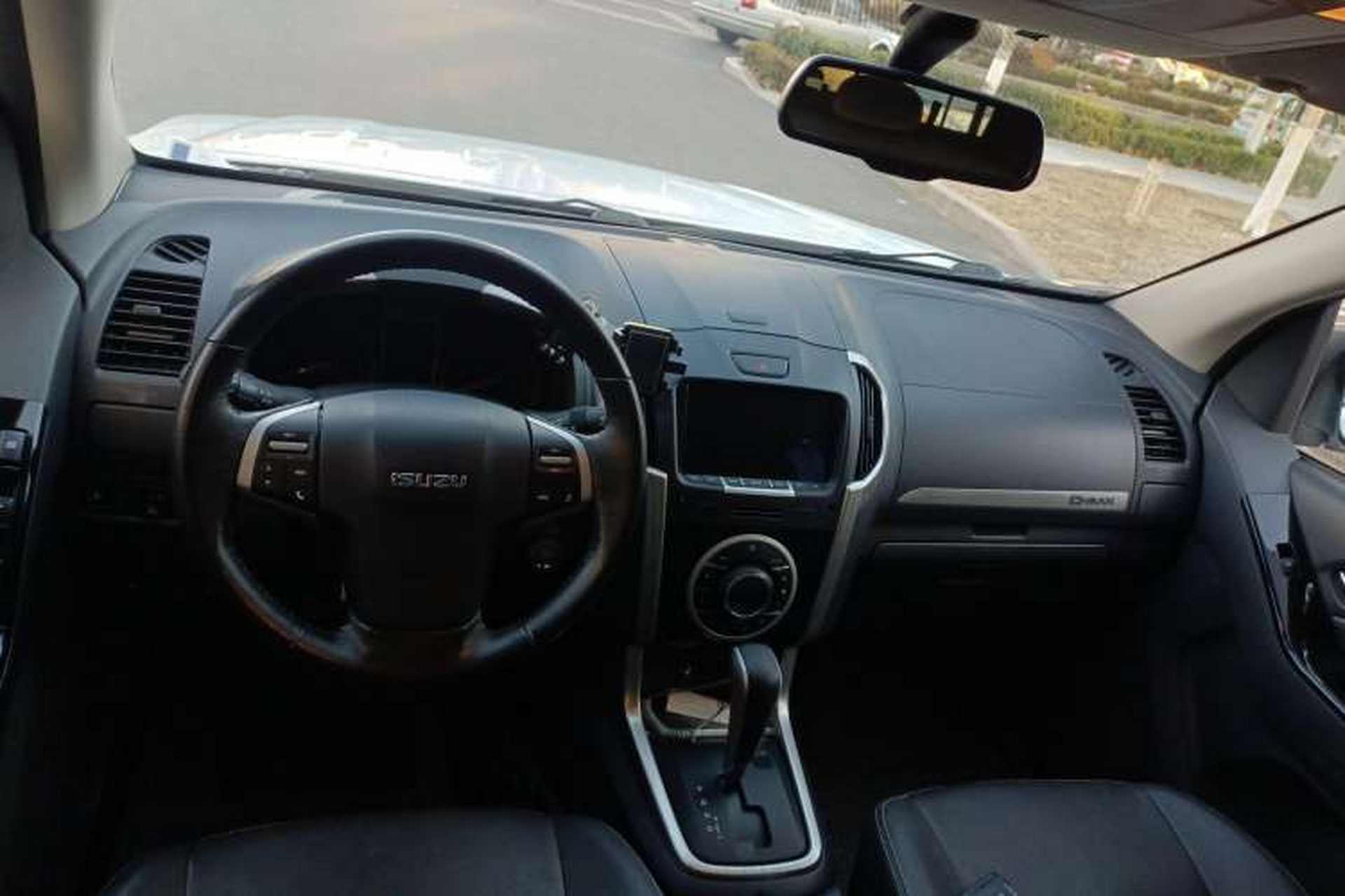 Used Isuzu D-MAX 2018 3.0T Four-Wheel Drive Automatic Ultra-Luxury Version 4JJ1-TC HI Center Console
