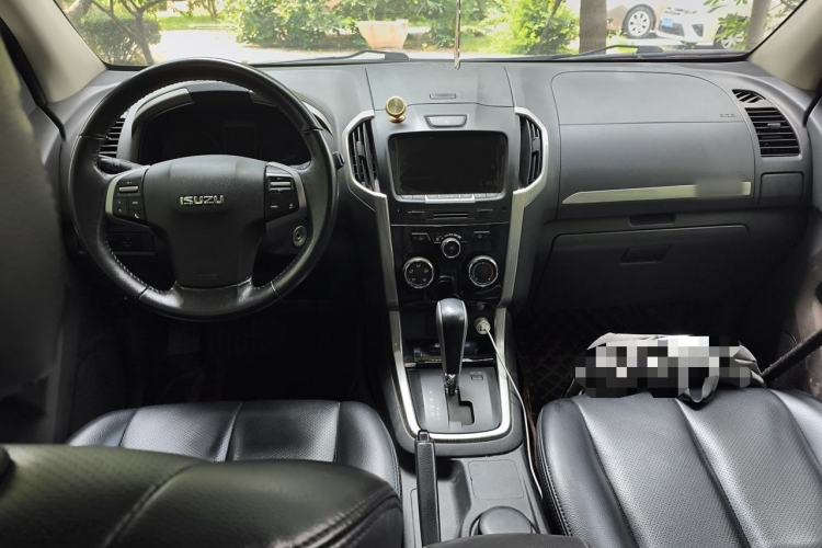 Used Isuzu D-MAX 2018 3.0T Two-Wheel Drive Automatic Elite Version 4JJ1-TC HI Center Console
