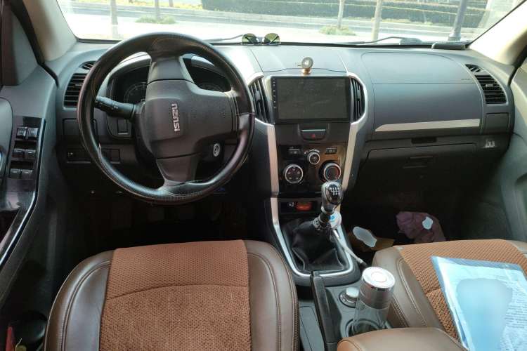 Used Isuzu D-MAX 2018 2.5T Four-Wheel Drive Base Version JE4D25Q5A Center Console