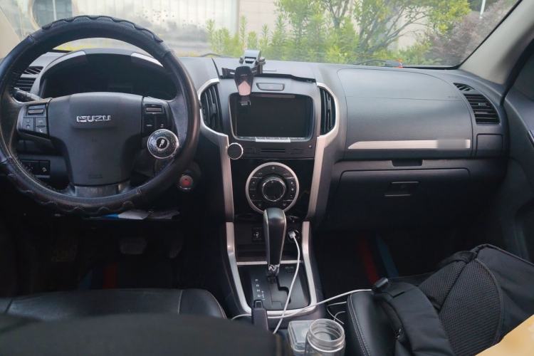 Used Isuzu D-MAX 2018 3.0T Four-Wheel Drive Automatic Ultra-Luxury Version 4JJ1-TC HI Center Console