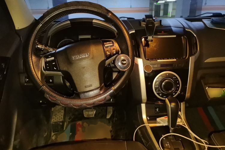 Used Isuzu D-MAX 2018 3.0T Four-Wheel Drive Automatic Ultra-Luxury Version 4JJ1-TC HI Center Console