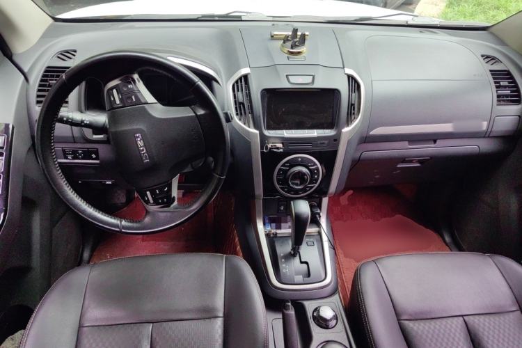 Used Isuzu D-MAX 2018 3.0T Four-Wheel Drive Automatic Ultra-Luxury Version 4JJ1-TC HI Center Console