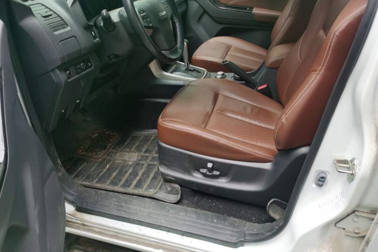 Used Isuzu D-MAX 2018 3.0T Four-Wheel Drive Automatic Ultra-Luxury Version 4JJ1-TC HI Driver Seat