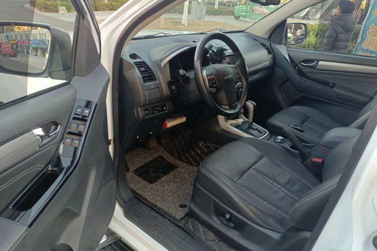 Used Isuzu D-MAX 2018 3.0T Four-Wheel Drive Automatic Ultra-Luxury Version 4JJ1-TC HI Driver Seat