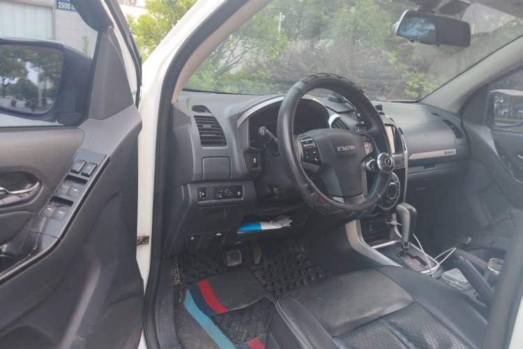 Used Isuzu D-MAX 2018 3.0T Four-Wheel Drive Automatic Ultra-Luxury Version 4JJ1-TC HI Driver Seat