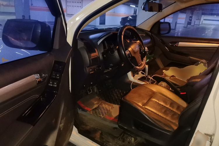 Used Isuzu D-MAX 2018 3.0T Four-Wheel Drive Automatic Ultra-Luxury Version 4JJ1-TC HI Driver Seat