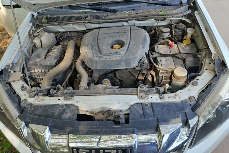 Used Isuzu D-MAX 2018 2.5T Four-Wheel Drive Base Version JE4D25Q5A Engine Bay