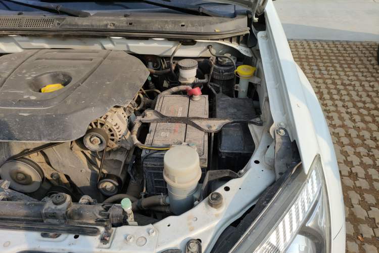 Used Isuzu D-MAX 2018 2.5T Four-Wheel Drive Base Version JE4D25Q5A Engine Bay Left