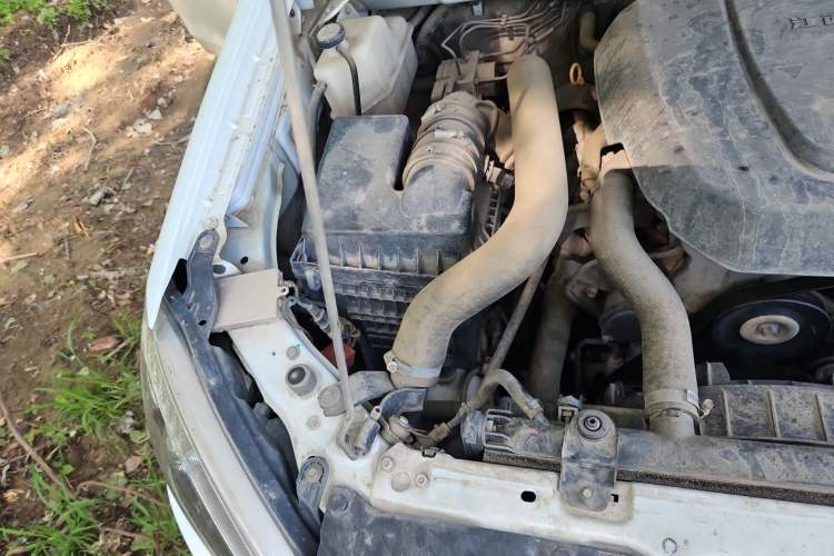 Used Isuzu D-MAX 2018 2.5T Four-Wheel Drive Base Version JE4D25Q5A Engine Bay Right