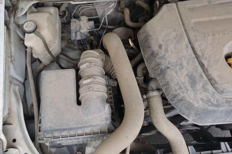 Used Isuzu D-MAX 2018 2.5T Two-Wheel Drive Base Version Extended Length JE4D25Q5A Engine Bay Right