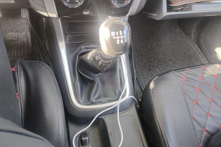 Used Isuzu D-MAX 2018 2.5T Two-Wheel-Drive Base Version JE4D25Q5A Gear Lever