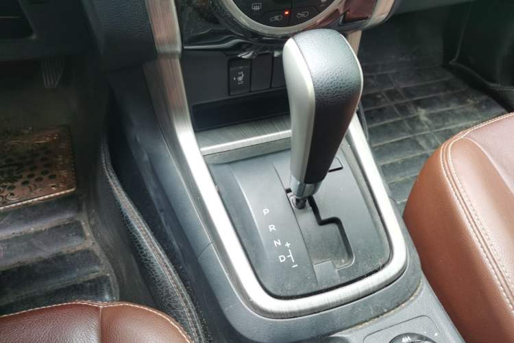 Used Isuzu D-MAX 2018 3.0T Four-Wheel Drive Automatic Ultra-Luxury Version 4JJ1-TC HI Gear Lever