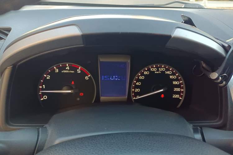 Used Isuzu D-MAX 2018 3.0T Four-Wheel Drive Automatic Ultra-Luxury Version 4JJ1-TC HI Instrument Cluster