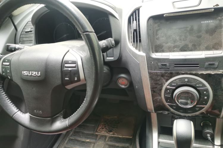 Used Isuzu D-MAX 2018 3.0T Four-Wheel Drive Automatic Ultra-Luxury Version 4JJ1-TC HI Interior 2