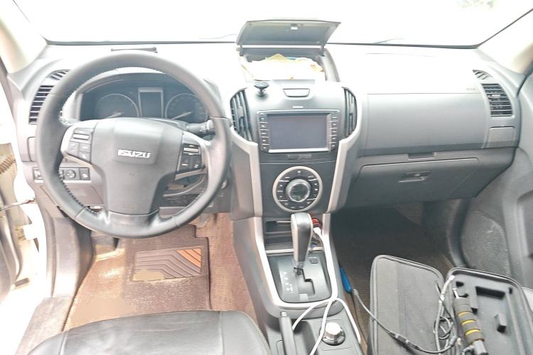 Used Isuzu D-MAX 2018 3.0T Four-Wheel Drive Automatic Ultra-Luxury Version 4JJ1-TC HI Interior 2