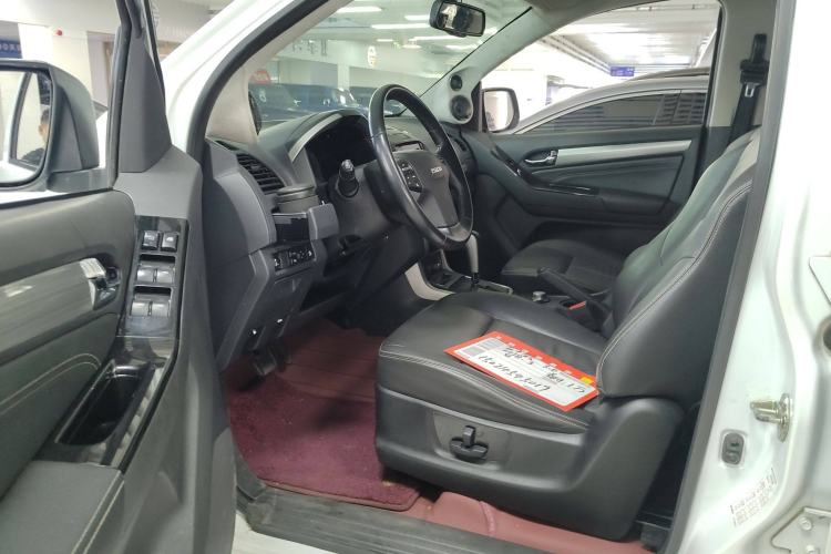 Used Isuzu D-MAX 2018 3.0T Four-Wheel Drive Automatic Ultra-Luxury Version 4JJ1-TC HI Interior 2