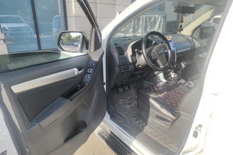 Used Isuzu D-MAX 2018 2.5T Two-Wheel-Drive Base Version JE4D25Q5A Interior 3
