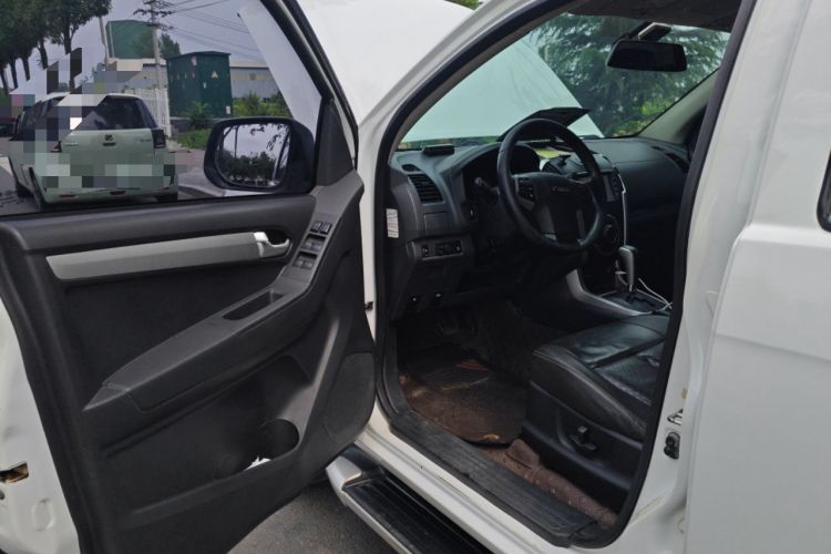 Used Isuzu D-MAX 2018 3.0T Four-Wheel Drive Automatic Ultra-Luxury Version 4JJ1-TC HI Interior 3