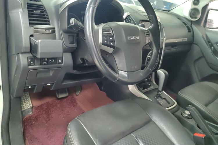 Used Isuzu D-MAX 2018 3.0T Four-Wheel Drive Automatic Ultra-Luxury Version 4JJ1-TC HI Interior 3