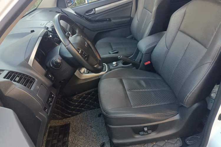Used Isuzu D-MAX 2018 3.0T Four-Wheel Drive Automatic Ultra-Luxury Version 4JJ1-TC HI Left Front Seat