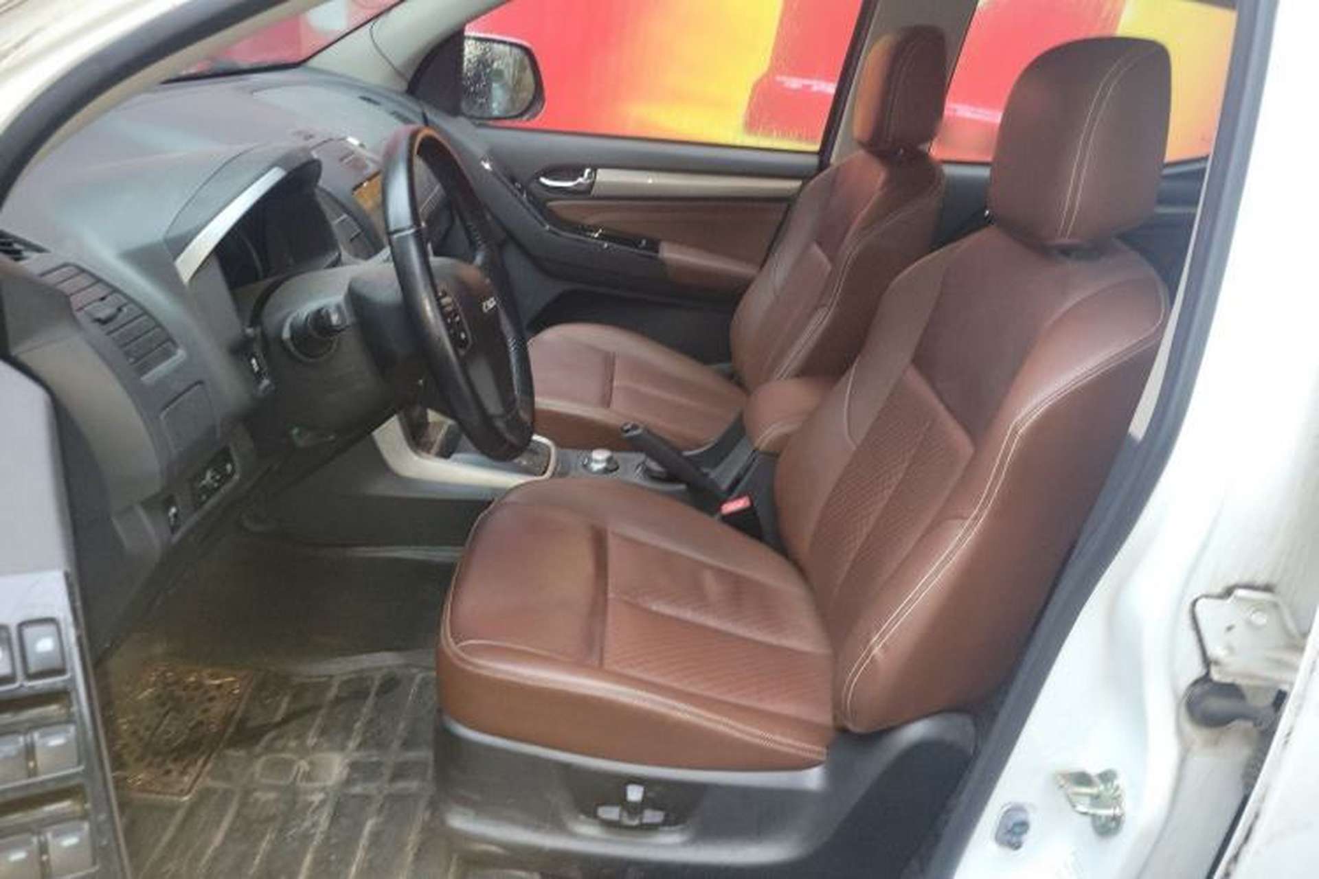 Used Isuzu D-MAX 2018 3.0T Four-Wheel Drive Automatic Ultra-Luxury Version 4JJ1-TC HI Left Front Seat