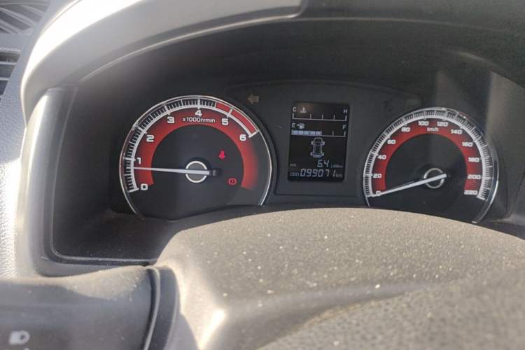 Used Isuzu D-MAX 2018 2.5T Two-Wheel-Drive Base Version JE4D25Q5A Odometer Close Up