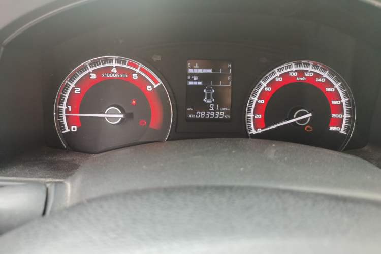 Used Isuzu D-MAX 2018 2.5T Two-Wheel Drive Base Version Extended Length JE4D25Q5A Odometer Close Up