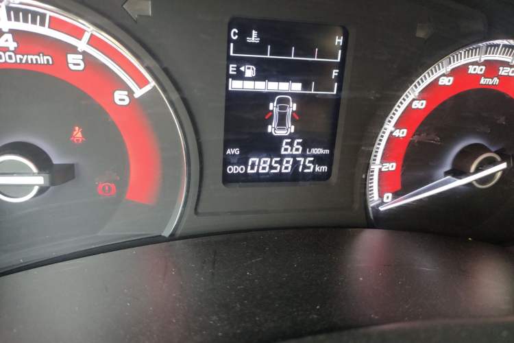 Used Isuzu D-MAX 2018 2.5T Four-Wheel Drive Base Version JE4D25Q5A Odometer Close Up