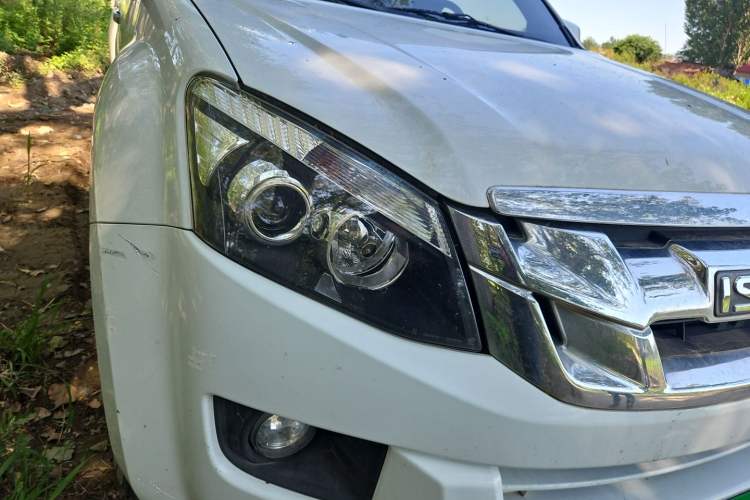 Used Isuzu D-MAX 2018 2.5T Four-Wheel Drive Base Version JE4D25Q5A Right Front Headlight