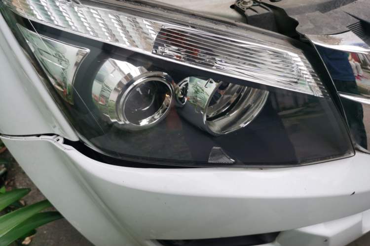Used Isuzu D-MAX 2018 3.0T Four-Wheel Drive Automatic Ultra-Luxury Version 4JJ1-TC HI Right Front Headlight