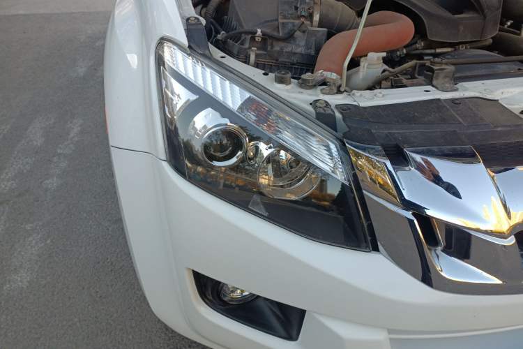Used Isuzu D-MAX 2018 3.0T Four-Wheel Drive Automatic Ultra-Luxury Version 4JJ1-TC HI Right Front Headlight
