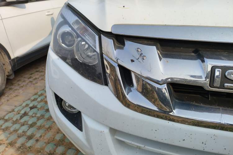 Used Isuzu D-MAX 2018 2.5T Four-Wheel Drive Base Version JE4D25Q5A Right Front Headlight