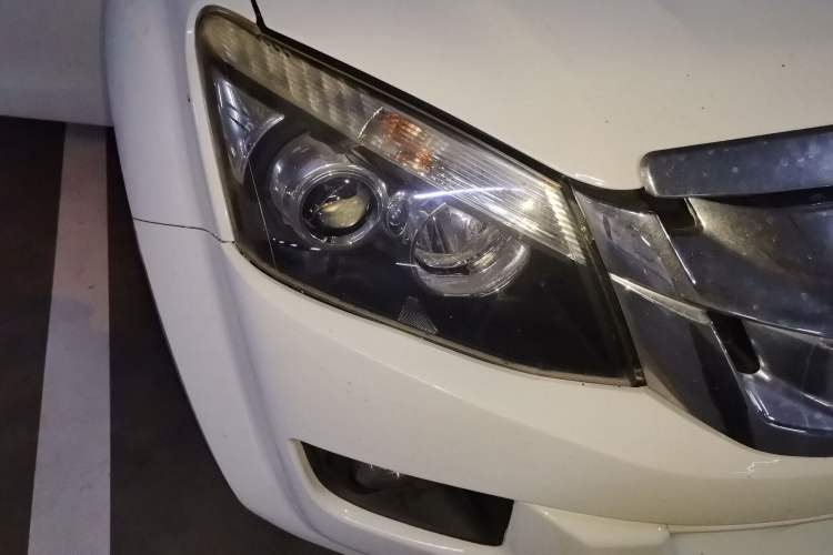 Used Isuzu D-MAX 2018 3.0T Four-Wheel Drive Automatic Ultra-Luxury Version 4JJ1-TC HI Right Front Headlight