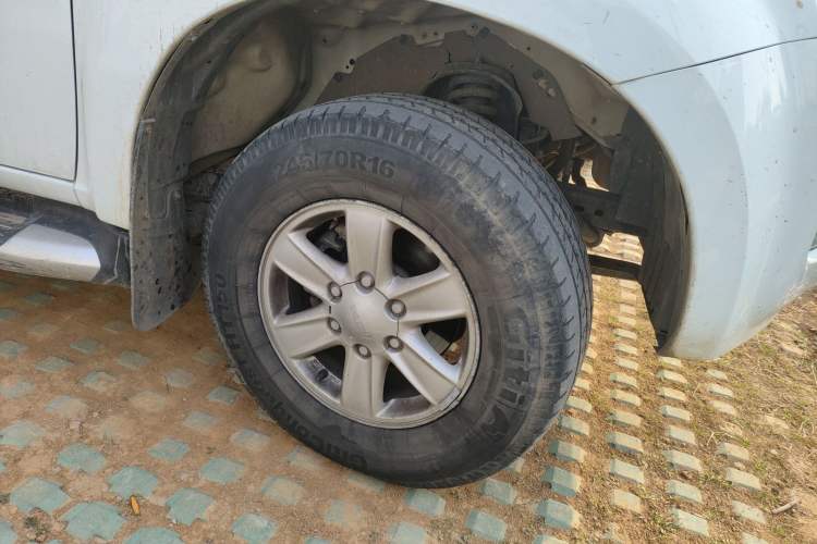 Used Isuzu D-MAX 2018 2.5T Four-Wheel Drive Base Version JE4D25Q5A Right Front Wheel Hub