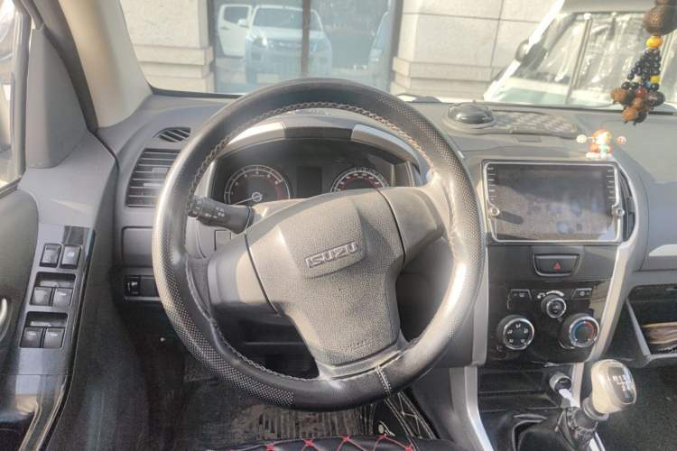 Used Isuzu D-MAX 2018 2.5T Two-Wheel-Drive Base Version JE4D25Q5A Steering Wheel