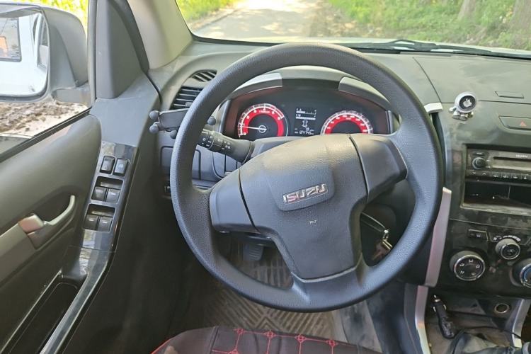 Used Isuzu D-MAX 2018 2.5T Four-Wheel Drive Base Version JE4D25Q5A Steering Wheel