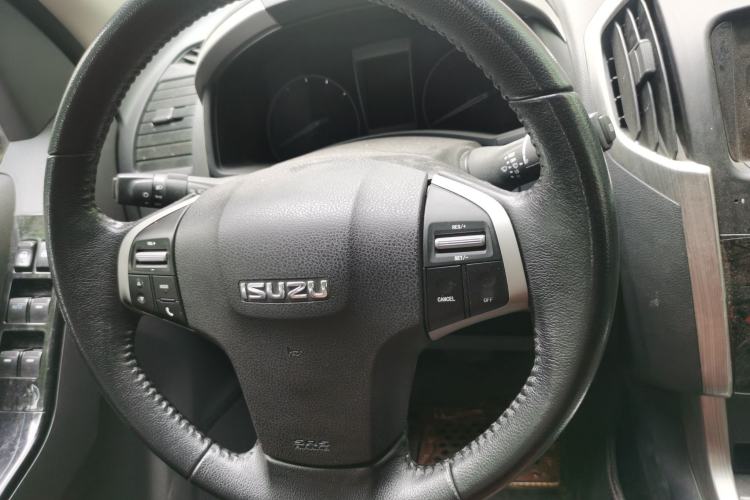 Used Isuzu D-MAX 2018 3.0T Four-Wheel Drive Automatic Ultra-Luxury Version 4JJ1-TC HI Steering Wheel