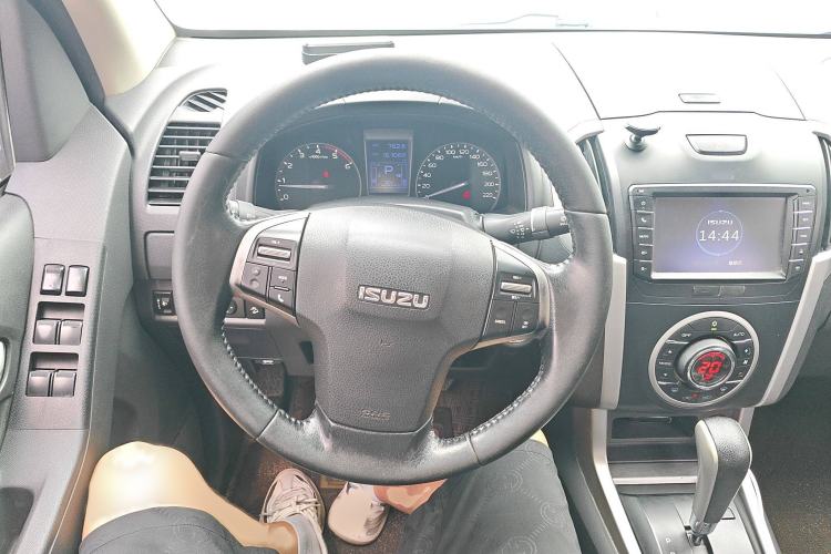 Used Isuzu D-MAX 2018 3.0T Four-Wheel Drive Automatic Ultra-Luxury Version 4JJ1-TC HI Steering Wheel