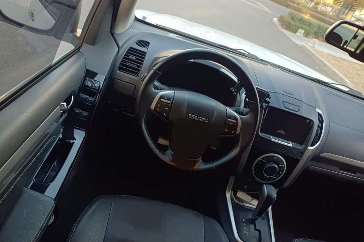 Used Isuzu D-MAX 2018 3.0T Four-Wheel Drive Automatic Ultra-Luxury Version 4JJ1-TC HI Steering Wheel