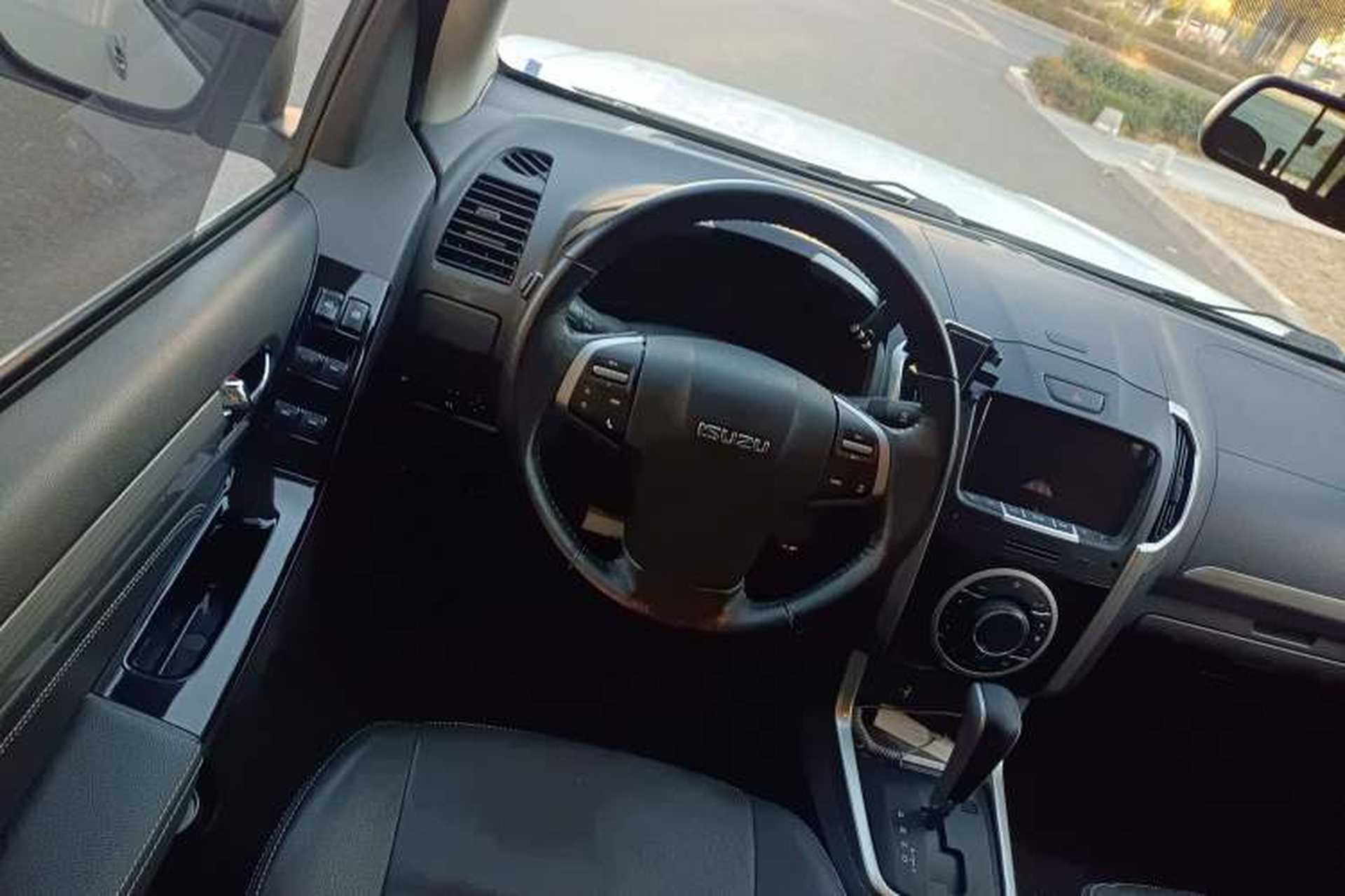 Used Isuzu D-MAX 2018 3.0T Four-Wheel Drive Automatic Ultra-Luxury Version 4JJ1-TC HI Steering Wheel
