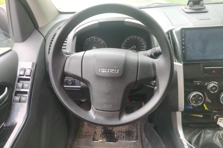 Used Isuzu D-MAX 2018 2.5T Two-Wheel Drive Base Version Extended Length JE4D25Q5A Steering Wheel