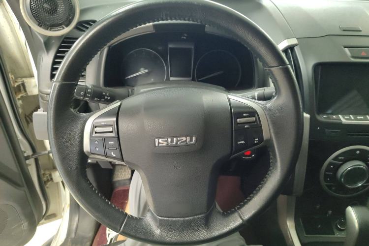 Used Isuzu D-MAX 2018 3.0T Four-Wheel Drive Automatic Ultra-Luxury Version 4JJ1-TC HI Steering Wheel